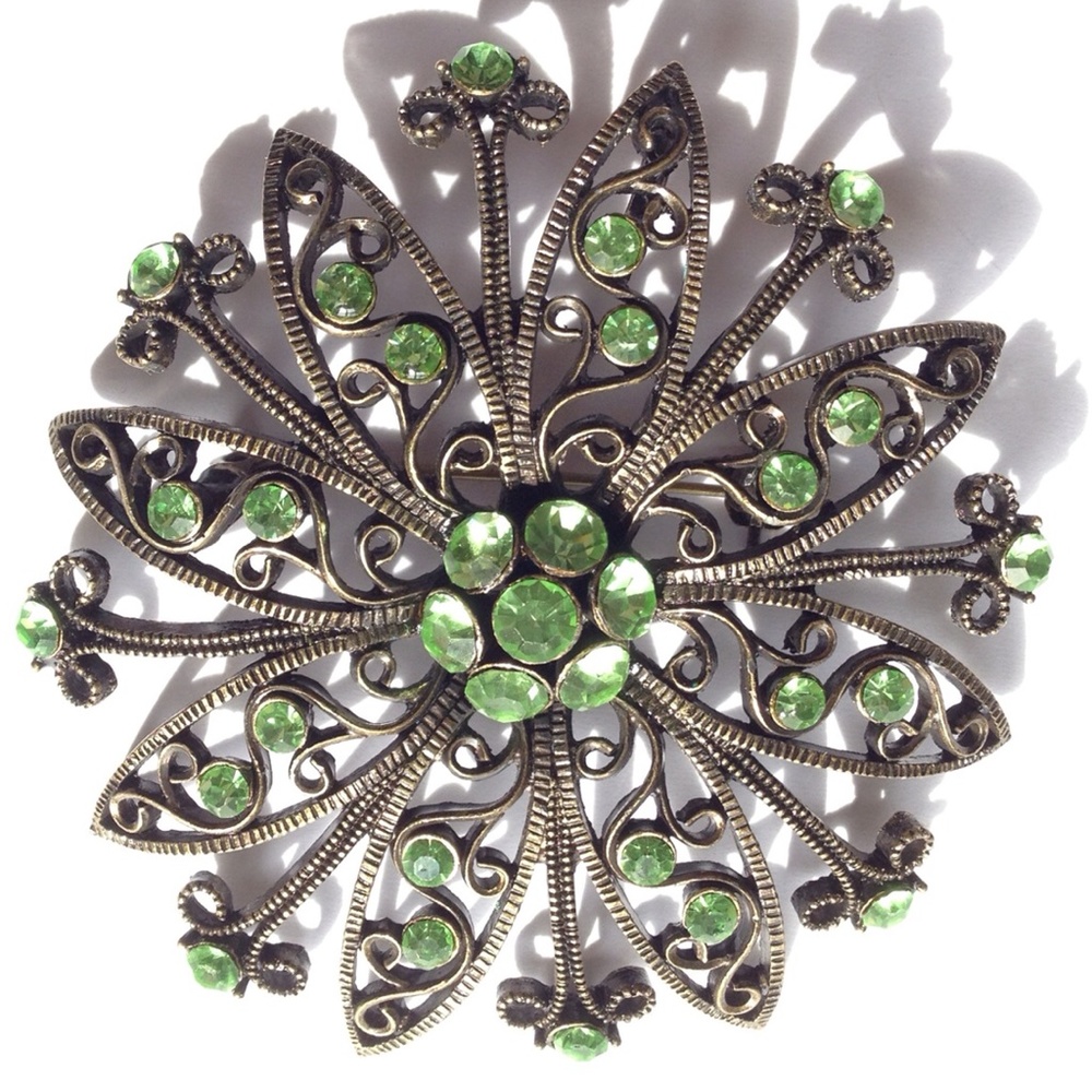 Vintage **-Lovely brooch pin, green crystal stones